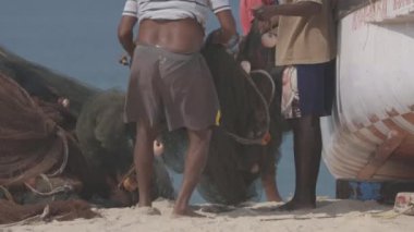 Arossim, Goa, Hindistan - 18 Şubat 2020: Balıkçılar Kıyıda Ağları Yığıyor. Deniz kıyısında çalışan insanlar. 4K, derecelendirilmemiş, Canon, C-Log