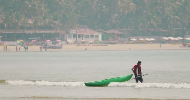 Canacona, Goa, Inde - 16 février 2020 : Des gens flottent dans la mer d'Arabie Kayak en été Journée ensoleillée. Plage de Palolem — Video