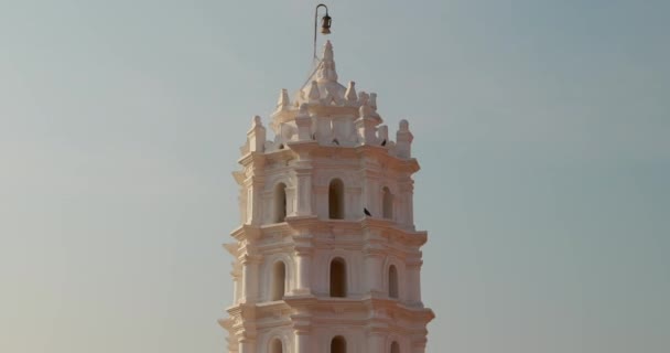 Kavlem, Phonda, Goa, Hindistan - 20 Şubat 2020: Shree Shantadurga Mandir yakınlarında yürüyen insanlar, Kavlem Tapınağı. Ünlü Landmark ve Popüler Hedef. Beyaz Lamba Kulesi. Shantadurga Devi — Stok video