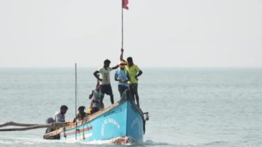 Goa, Hindistan - 12 Şubat 2020: Teknedeki Balıkçılar Balıkçılık Ağı
