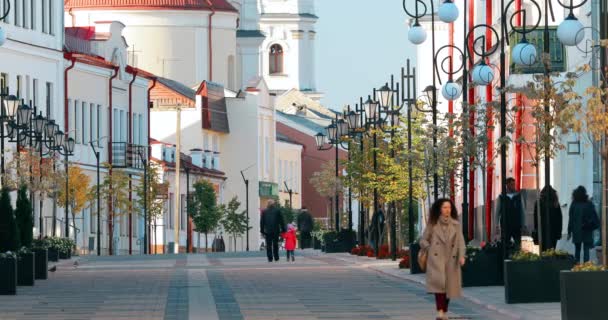 Pinsk, Región de Brest, Bielorrusia - 14 de octubre de 2019: Gente caminando cerca de la antigua Catedral del Nombre de la Santísima Virgen María y Monasterio de los Greyfriars. Monumentos históricos famosos — Vídeos de Stock
