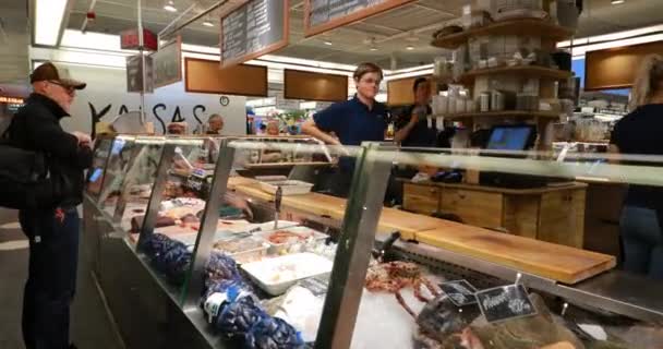 Stockholm, Svédország - június 28, 2019: Emberek Látogató helyi Hay Market Hotorget. 4K. A hagyományos svéd hal- és tengeri élelmiszerpiac kereskedelme — Stock videók