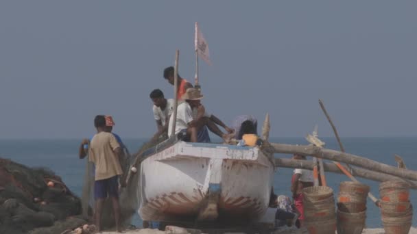 Arossim, Goa, India - 18 de febrero de 2020: Pescadores apilando redes en la costa. Gente trabajando en la costa del mar. 4K, sin clasificar, Canon, C-LOG — Vídeo de stock