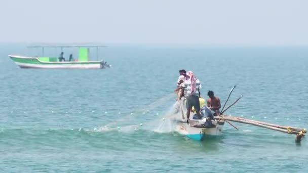 Arossim, Goa, India - 18 de febrero de 2020: Pescadores en barco navegando mar y pesca por red.. — Vídeos de Stock