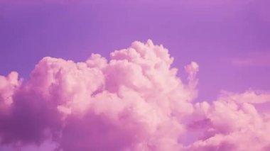 Sıra dışı Gökyüzü Arkaplanı. Tüylü Bulutlu Pembe Magenta Gökyüzü. Toned Sky Arkaplanı. Tonlu Arka plan Bulutu 4K Zaman Hızı, Zaman Hızı, Zaman Hızı. Geçmişi. Soyut Pembe ve Beyaz