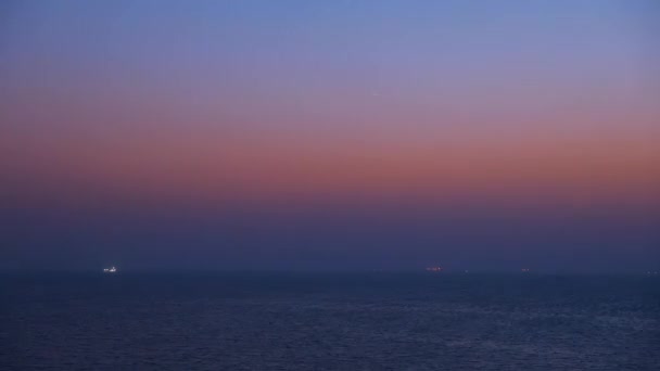 Χρονικό όριο, Timelapse Ηλιοβασίλεμα πάνω από τη θάλασσα Horizon στο ηλιοβασίλεμα. Σκούρα σιλουέτα φορτηγίδων φορτηγά πλοία δεξαμενόπλοια σε κίνηση στο Horizon Of Seascape. Μεταφορά φορτίου βράδυ σε νυχτερινή μετάβαση — Αρχείο Βίντεο
