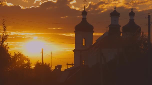 Yurovichi, Biélorussie. 4K Big Sun Au-dessus du complexe collégial jésuite — Video