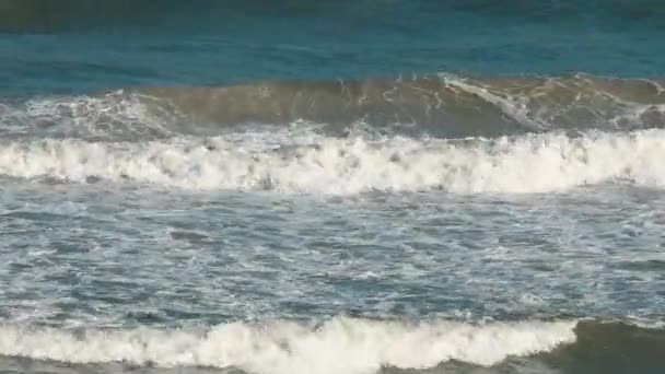 Meer Hintergrund ruhige Wellen. Natürliches Wellenmeer. Ocean Water Foam Splash Waschen Sandstrand — Stockvideo