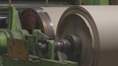 Eski İmalat Ekipmanı Kağıt Fabrikası 'nda Kağıt Kağıtları Üretiyor. Ekipman. Kağıt Üretimi. kanon günlüğü, c günlük kaydı, tıkanma, c günlük kaydı, derecelendirilmemiş