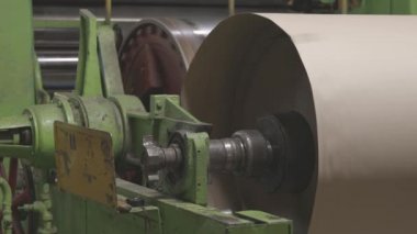 Eski İmalat Ekipmanı Kağıt Fabrikası 'nda Kağıt Kağıtları Üretiyor. Ekipman. Kağıt Üretimi. kanon günlüğü, c günlük kaydı, tıkanma, c günlük kaydı, derecelendirilmemiş