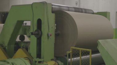 Eski İmalat Ekipmanı Kağıt Fabrikası 'nda Kağıt Kağıtları Üretiyor. Ekipman. Kağıt Üretimi. kanon günlüğü, c günlük kaydı, tıkanma, c günlük kaydı, derecelendirilmemiş