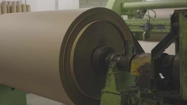 오래 된 Manufactive 장비 Produce Paper Machine Shafts at Paper Mill. 장비. 종이 생산. canon log, c log, clog, c-log 등급이 매겨 지지 않은 — 비디오