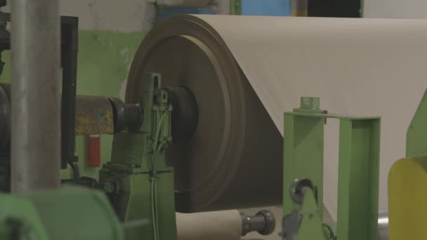 Alte Fertigungsanlagen produzieren Papiermaschinenwellen in der Papierfabrik. Ausrüstung. Papierproduktion. Canon log, c log, Holzschuh, c-log, ungraded — Stockvideo