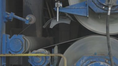Eski İmalat Ekipmanı Kağıt Fabrikası 'nda Kağıt Kağıtları Üretiyor. Ekipman. Kağıt Üretimi. kanon günlüğü, c günlük kaydı, tıkanma, c günlük kaydı, derecelendirilmemiş