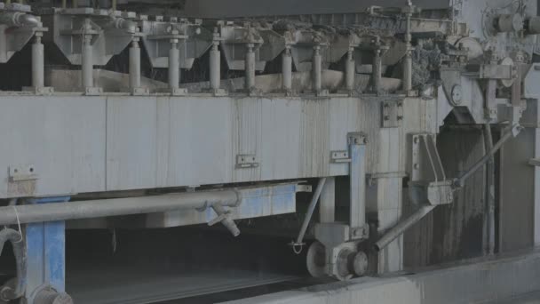 Equipamento de fabricação antigo Produzir eixos de máquina de papel na fábrica de papel. equipamento. Produção de papel. registo canónico, registo c, entupimento, registo c, não classificado — Vídeo de Stock