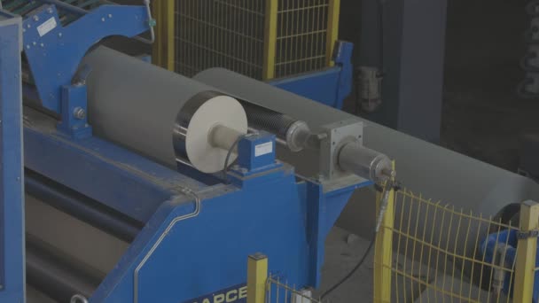 Alte Fertigungsanlagen produzieren Papiermaschinenwellen in der Papierfabrik. Ausrüstung. Papierproduktion. Canon log, c log, Holzschuh, c-log, ungraded — Stockvideo