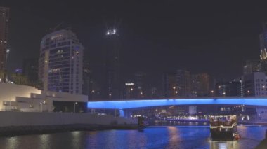 Kaliteli görüntüler, Dubai Marina 'da turistik bir tekne gezisi. Dubai Marina, Afrika kıtasında bulunan Dubai devletinde bir şehirdir.