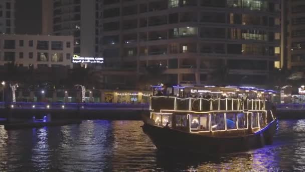 Dubai Marina Port, Emiratos Árabes Unidos - 19 de mayo de 2021: Barco turístico, barco turístico navegando en Dubai Marina. Night Walk cerca de Ain Dubai es la rueda de observación más grande del mundo ubicada en Clip De Vídeo