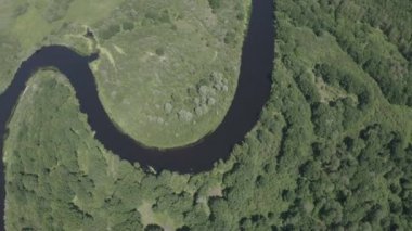 Yaz Nehri 'nin güneşli bir yaz gününde havadan görünüşünü gösteren notsuz bir defter. Yaz mevsiminde yüksek tavır sergileyerek Avrupa 'nın en iyi manzarası. Drone View. Birds Eye View 4K