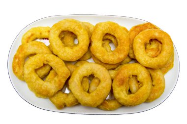 Beyaz arka planda izole edilmiş tabakta kızarmış kalamar halkaları.