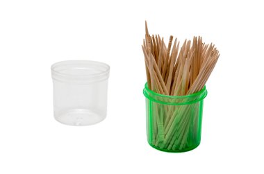 Beyaz arkaplanda izole edilmiş bir kutuda kürdanlar