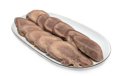 Kaynamış sığır dili, beyaz arka planda izole edilmiş.