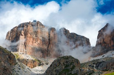 İtalyan dolomit Alplerinin güzel panoramik manzarası