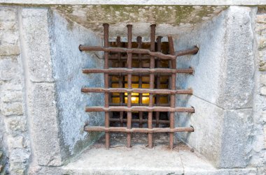 Antik taş duvar metal pencere çubukları ile cezaevi