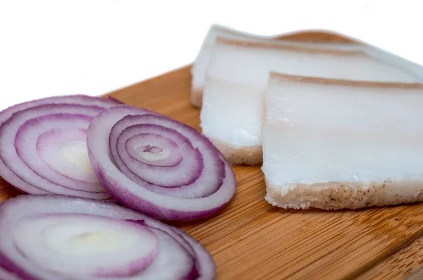 Ister Med Lök Arrangerad Bräda Isolerad Vit Bakgrund — Stockfoto