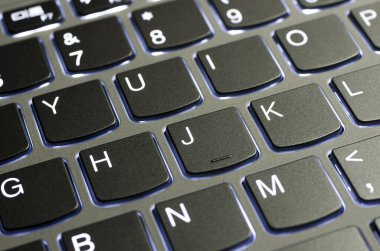 Güzel bir ışıkla aydınlatılmış dizüstü bilgisayar klavyesi