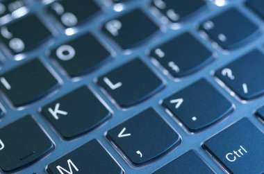 Laptop klavyesi güzel mavi bir ışıkla aydınlatılmış.