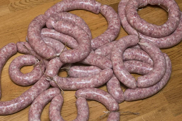 Salchichas Cerdo Caseras Sabrosas Crudas Aisladas Sobre Fondo Blanco —  Fotos de Stock