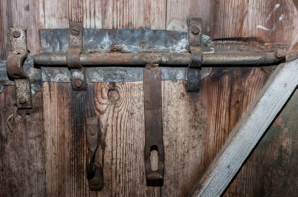 Oude Metalen Vergrendeling Een Houten Deur — Stockfoto