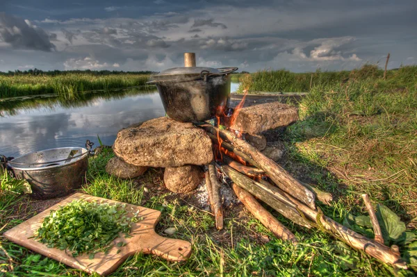Campfire vicino al fiume — Foto Stock