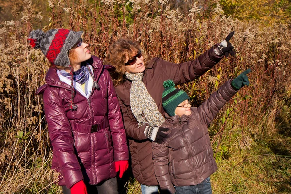 Famille dans le parc — Photo