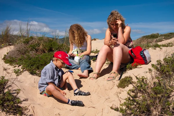 Familie op de duinen — Stockfoto