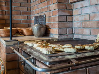 Kömür mutfağındaki fırın tepsisinde gözleme. Lehçe adı: Blachorze,