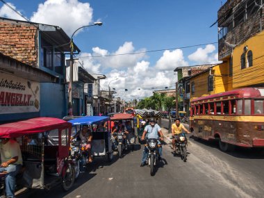 Iquitos, Peru - 14 Mayıs 2016: çeşitli rickshaws bir sokakta küçük bir kasaba.