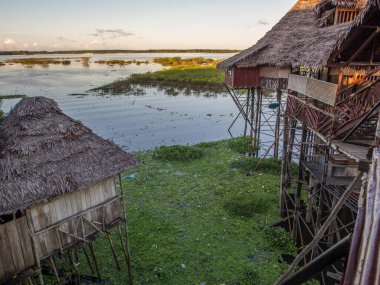 Amazon Nehri sel düz evler. Iquitos, Peru