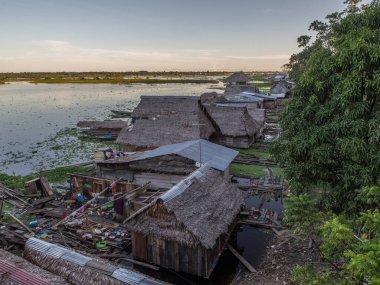 Amazon Nehri sel düz evler. Iquitos, Peru