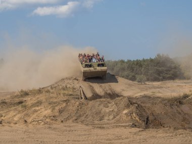 Sulinowo, Polonya - 23 Ağustos 2015 kaynaklı: Askeri zırhlı araç eğitim alanı turistlerin alır