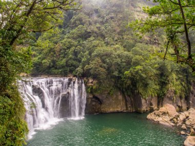 New Taipei 'nin Pingxi bölgesinde Shifen şelalesi. Keelung Nehri, Pingxi, New Taipei, Tayvan. At kuyruğu kase şelalesi..