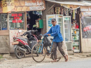 Jakarta, Endonezya - 20 Şubat 2018: Jakarta sokaklarında yaşayan insanlar. ojek. Tanpa Kuota.
