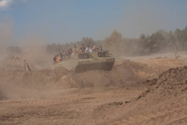 Sulinowo, Polonya - 23 Ağustos 2015 kaynaklı: Askeri zırhlı araç eğitim alanı turistlerin alır