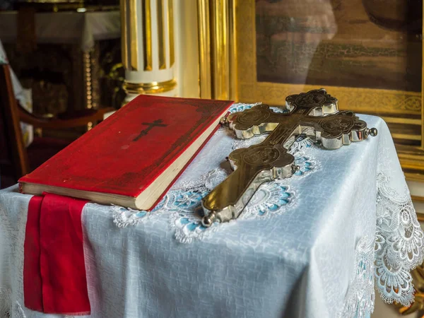 Una Croce Argento Una Bibbia Nella Chiesa Ortodossa Koterka — Foto Stock