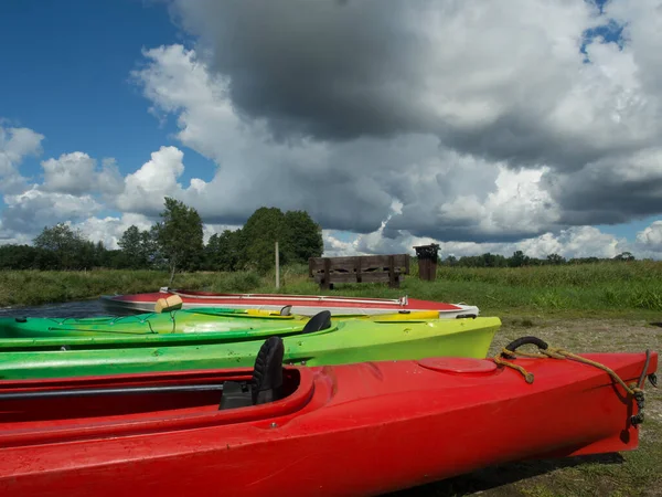 Kayaks Différentes Couleurs Sur Rive Rivière Rivière Wieprza Pologne — Photo