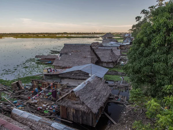 Amazon Nehri sel düz evler. Iquitos, Peru