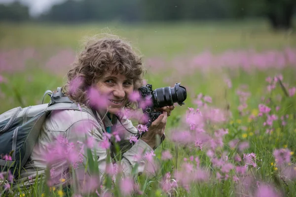 Woman Takes Pictures Sitting Pink Flowers Meadow Podlasie Podlachia Poland – stockfoto