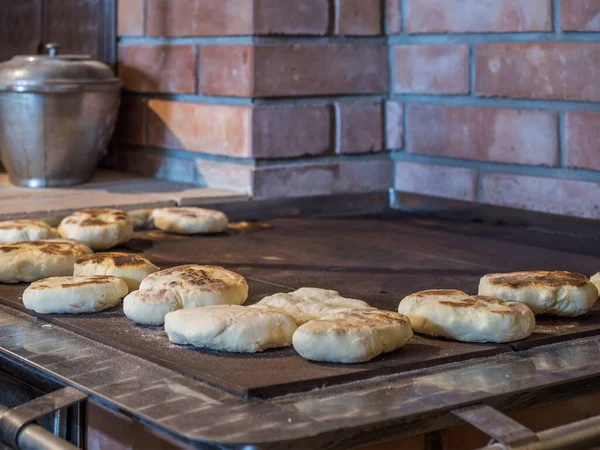 Pfannkuchen Auf Einem Backblech Das Auf Der Kohlenküche Zubereitet Wird — Stockfoto