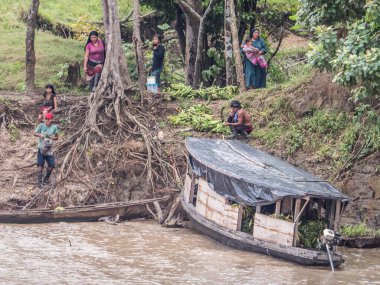 Amazon Nehri, Peru - 25 Mart 2018: Amazon Nehri kıyısında küçük bir köy